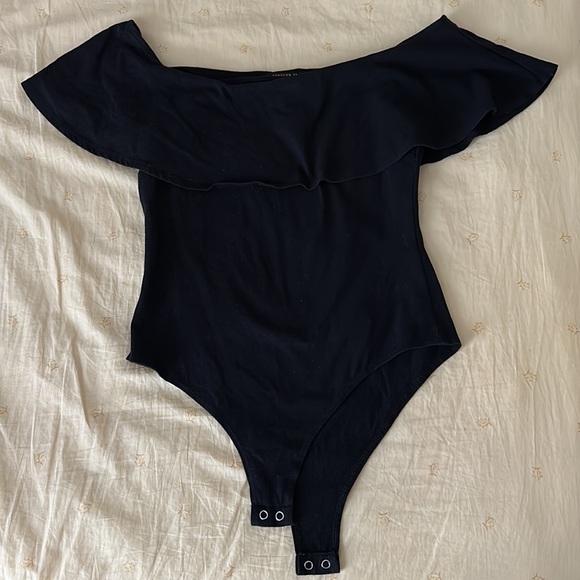 Forever 21 black knit flounce ruffle off the shoulder snap closure bodysuit sz M - Picture 3 of 10